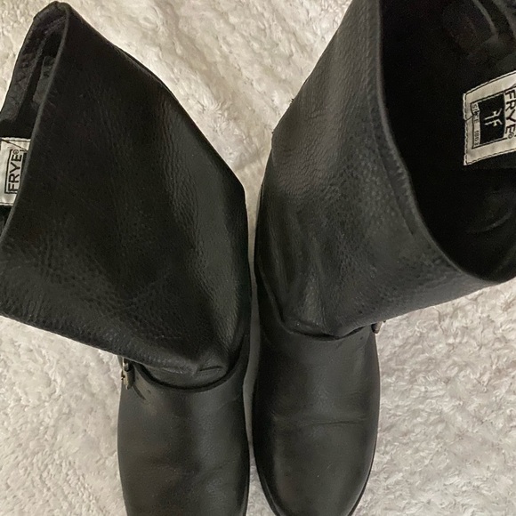 Gold Flat size 8 -Winter boots Never worn & Frye boots - Picture 4 of 9